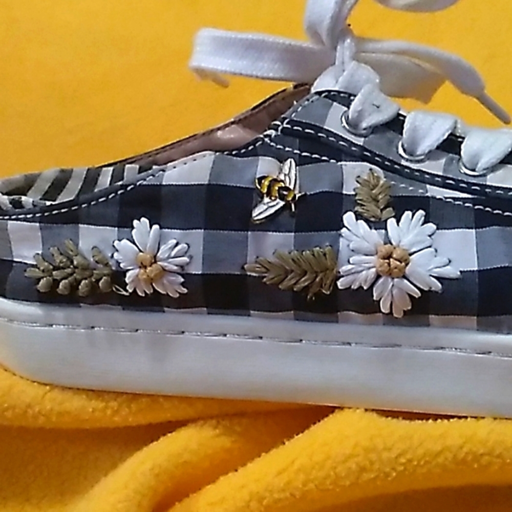 ⭐🐝❤️Women's Betsey Johnson floral checkered blue & white shoes size 7⭐🐝❤️ - Picture 2 of 9